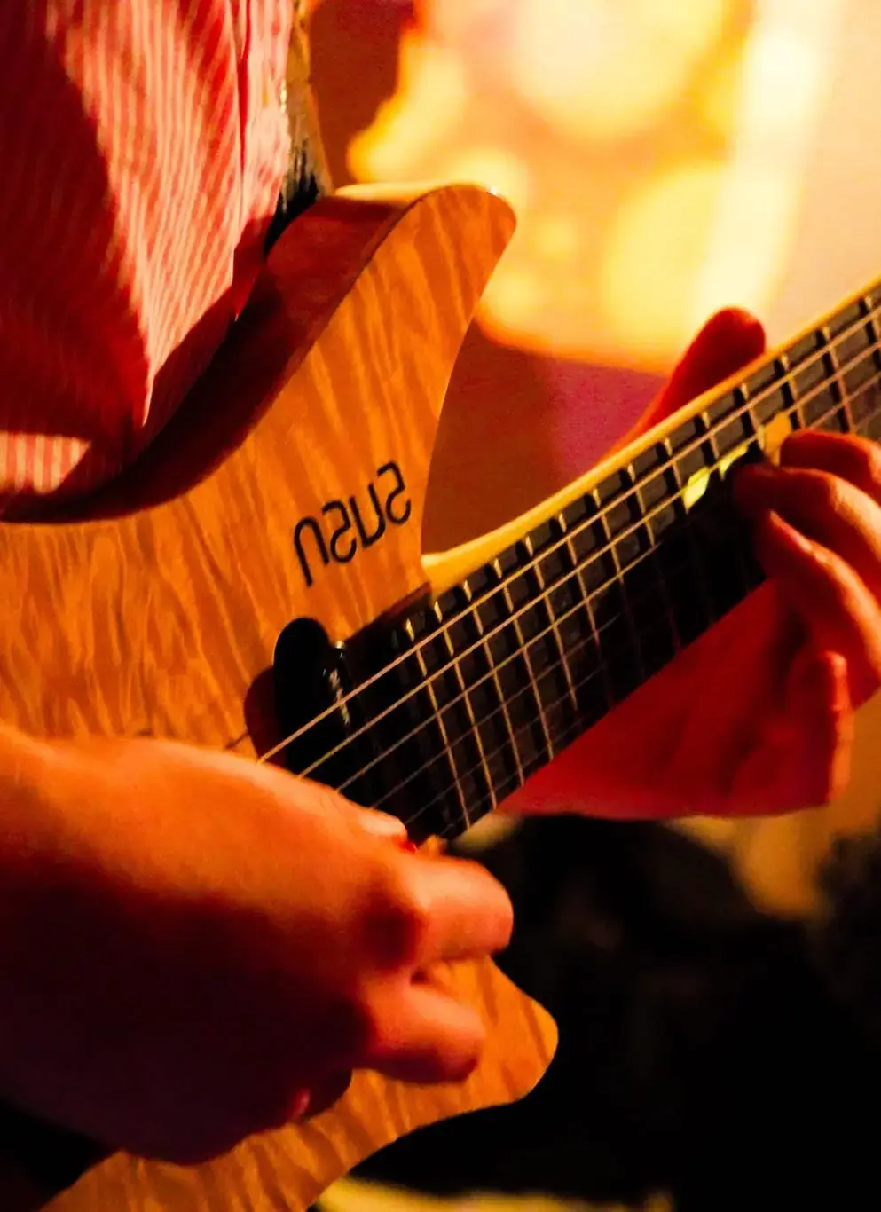 Nava Evell headless guitar played live
